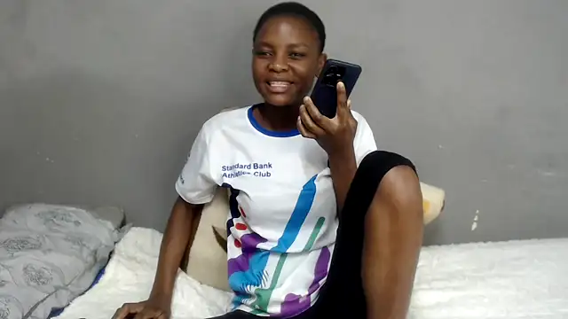 Snapshot of Royal_Beehive chatting on June 19, 2026, 11:14 am Royal Beehive online show from June 19, 2026, 11:14 am
