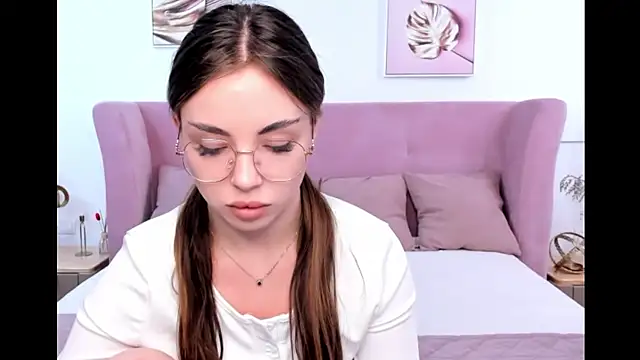 MyEvelin online show from May 28, 2026, 3:37 am