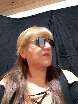 luanacurvy online show from April 22, 2026, 9:49 pm