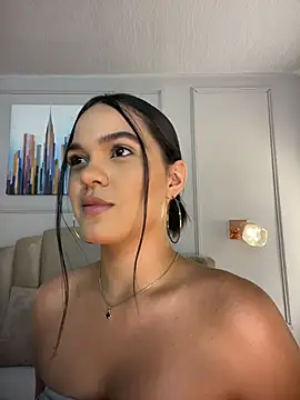 Snapshot of Bella-Ferrer chatting on April 28, 2026, 6:24 pm Bella-Ferrer online show from April 28, 2026, 6:24 pm