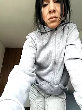 Camillemonroe  online show from April 17, 2026, 12:41 pm