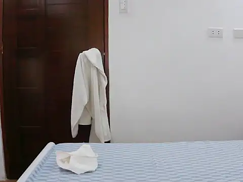 sexiesteyess online show from April 18, 2026, 4:27 am