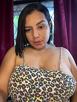 Kira33  online show from April 19, 2026, 9:39 pm