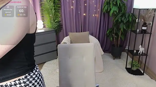 BlondeLina online show from April 9, 2026, 4:45 am