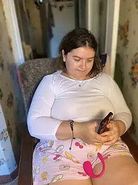 Snapshot of Nenssy555 chatting on July 13, 2026, 2:42 pm Nenssy555 online show from July 13, 2026, 2:42 pm
