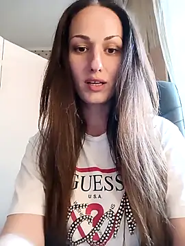 LunaCrystall online show from April 15, 2026, 3:41 pm