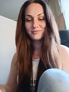 Snapshot of LunaCrystall chatting on May 19, 2026, 3:40 pm LunaCrystall online show from May 19, 2026, 3:40 pm