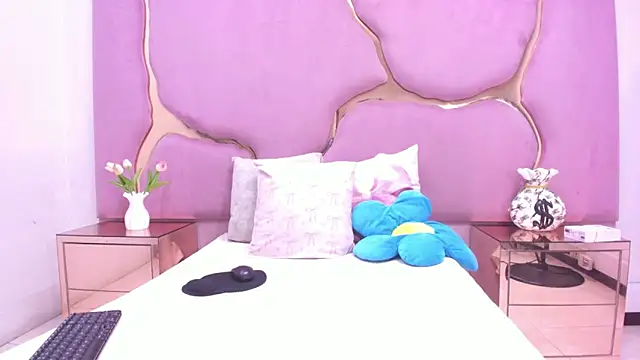 LaurendPink online show from March 26, 2026, 2:33 pm