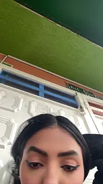 sylphiee  online show from April 28, 2026, 1:27 pm