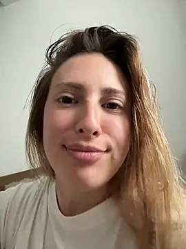 Snapshot of EvaRyen_ chatting on May 7, 2026, 1:27 pm EvaRyen online show from May 7, 2026, 1:27 pm