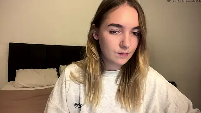 Snapshot of RoxyWet chatting on April 28, 2026, 1:38 pm RoxyWet online show from April 28, 2026, 1:38 pm