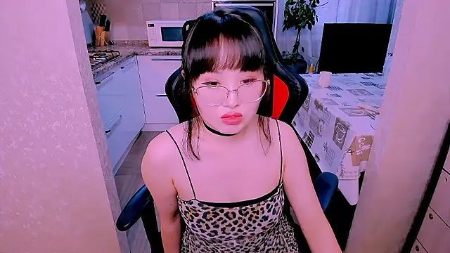 Akiko Yun online show from February 13, 2026, 12:01 pm