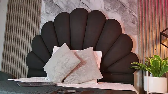  charlotte quee  online show from March 27, 2026, 1:44 pm