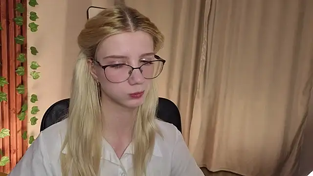 Snapshot of M1aForever chatting on April 8, 2026, 5:35 pm M1aForever online show from April 8, 2026, 5:35 pm