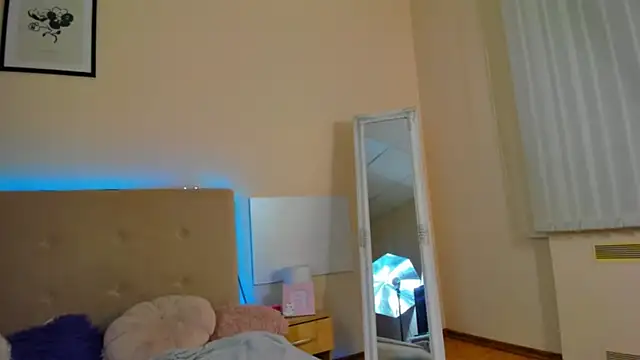 Snapshot of MelanieCuty chatting on June 28, 2026, 5:35 am MelanieCuty online show from June 28, 2026, 5:35 am