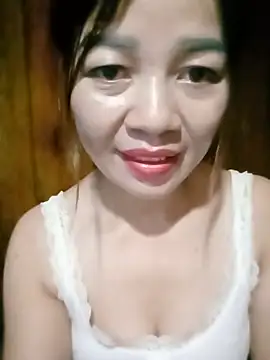 Snapshot of Yiyi102300 chatting on May 28, 2026, 2:42 am Yiyi102300 online show from May 28, 2026, 2:42 am