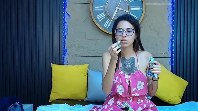 Emily Lopera online show from June 17, 2026, 12:02 am