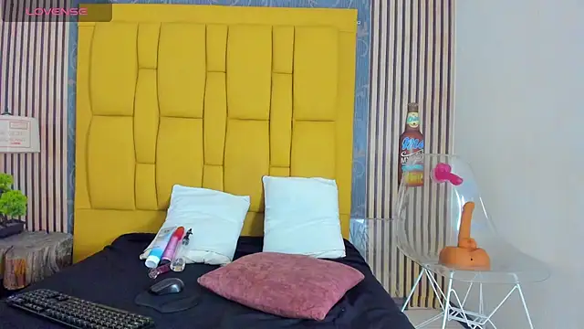  karlaruso online show from April 23, 2026, 12:29 pm