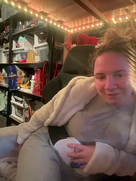 curvyneon online show from April 3, 2026, 2:15 pm