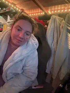 curvyneon online show from April 4, 2026, 7:22 pm