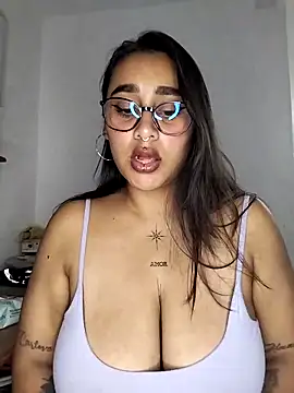 Snapshot of Mia_skyy18 chatting on May 6, 2026, 1:03 am Mia skyy18 online show from May 6, 2026, 1:03 am
