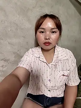 Snapshot of Mina_xYx chatting on April 2, 2026, 2:47 pm Mina xYx online show from April 2, 2026, 2:47 pm