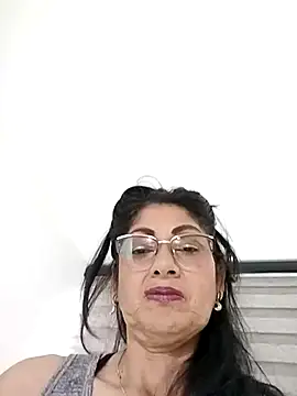 Snapshot of Taniafirelux chatting on April 4, 2026, 9:12 pm Taniafirelux online show from April 4, 2026, 9:12 pm