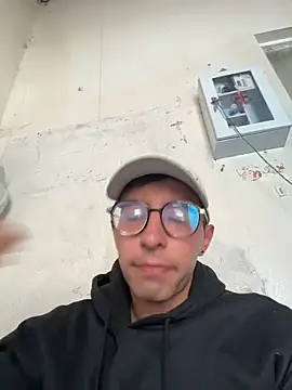 Snapshot of LeonBlazze chatting on June 3, 2026, 6:02 pm LeonBlazze online show from June 3, 2026, 6:02 pm