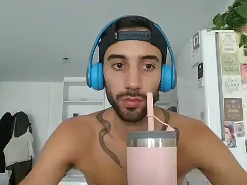 Snapshot of SantinnoVale chatting on March 20, 2026, 7:52 pm SantinnoVale online show from March 20, 2026, 7:52 pm