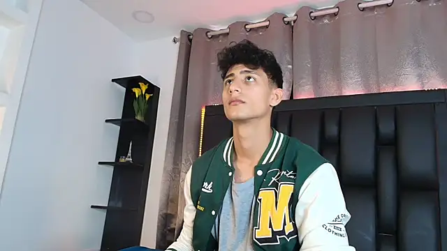 MaxiimoRomano  online show from June 18, 2026, 4:22 pm