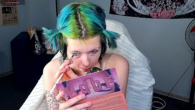 LittleKittenStar online show from March 23, 2026, 2:48 am