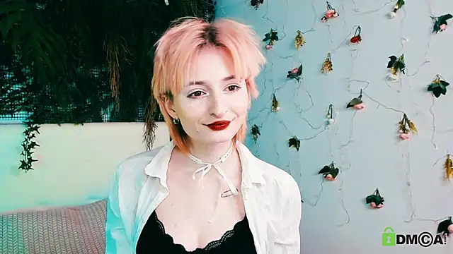 Kira  Cutie online show from April 24, 2026, 8:33 pm
