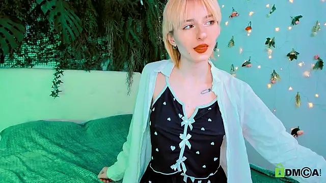 Kira  Cutie online show from May 3, 2026, 9:10 pm