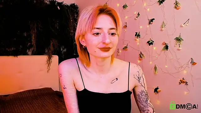 Snapshot of Kira__Cutie chatting on May 15, 2026, 11:01 pm Kira Cutie online show from May 15, 2026, 11:01 pm