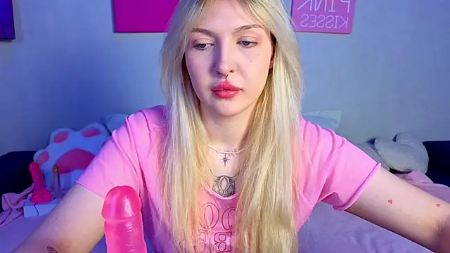 Snapshot of BlondieSummer chatting on May 17, 2026, 9:06 am BlondieSummer online show from May 17, 2026, 9:06 am