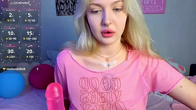 Snapshot of BlondieSummer chatting on June 12, 2026, 6:18 pm BlondieSummer online show from June 12, 2026, 6:18 pm