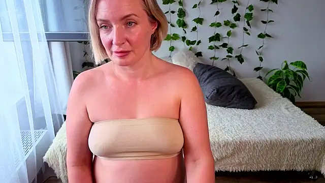 MonikFoxi online show from July 12, 2026, 4:25 am