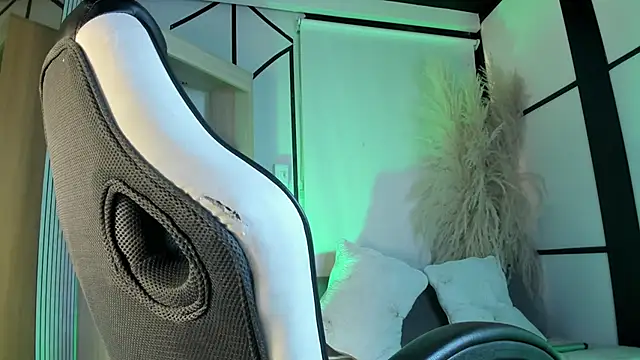 LizzyBrooks  online show from March 27, 2026, 8:26 am