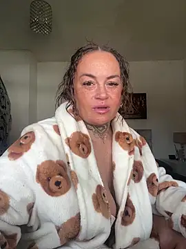 PrettyLittleCee online show from March 26, 2026, 11:27 am