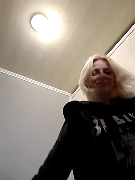 Snapshot of MiaLove183 chatting on March 28, 2026, 12:05 pm MiaLove183 online show from March 28, 2026, 12:05 pm