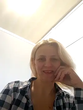 Snapshot of MiaLove183 chatting on April 14, 2026, 8:20 am MiaLove183 online show from April 14, 2026, 8:20 am