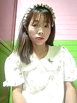 Snapshot of AmyLinee01 chatting on May 4, 2026, 12:12 pm AmyLinee01 online show from May 4, 2026, 12:12 pm