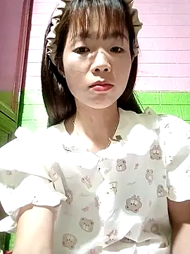 Snapshot of AmyLinee01 chatting on May 7, 2026, 5:35 am AmyLinee01 online show from May 7, 2026, 5:35 am