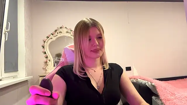 SweettAnny online show from May 17, 2026, 7:10 pm