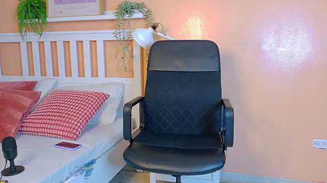 MeganEvanss   online show from April 7, 2026, 7:47 pm