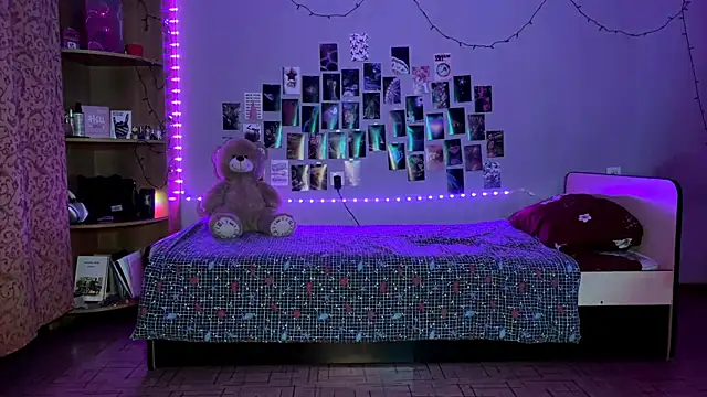 Snapshot of MoonRavelle chatting on April 1, 2026, 2:58 pm MoonRavelle online show from April 1, 2026, 2:58 pm