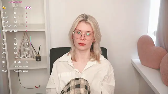 Snapshot of CarleySuski chatting on April 10, 2026, 5:23 am CarleySuski online show from April 10, 2026, 5:23 am