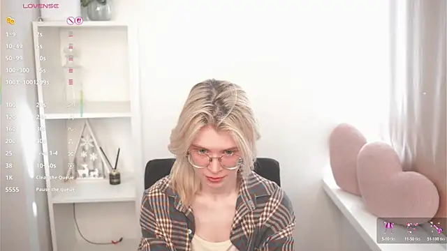 Snapshot of CarleySuski chatting on April 14, 2026, 5:02 am CarleySuski online show from April 14, 2026, 5:02 am