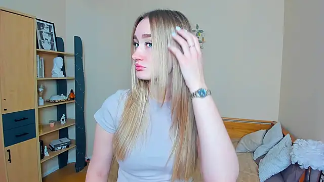 VioletteClaire online show from May 9, 2026, 7:46 am