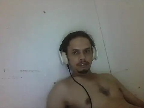 Snapshot of Raku2386 chatting on April 13, 2026, 5:35 am Raku2386 online show from April 13, 2026, 5:35 am